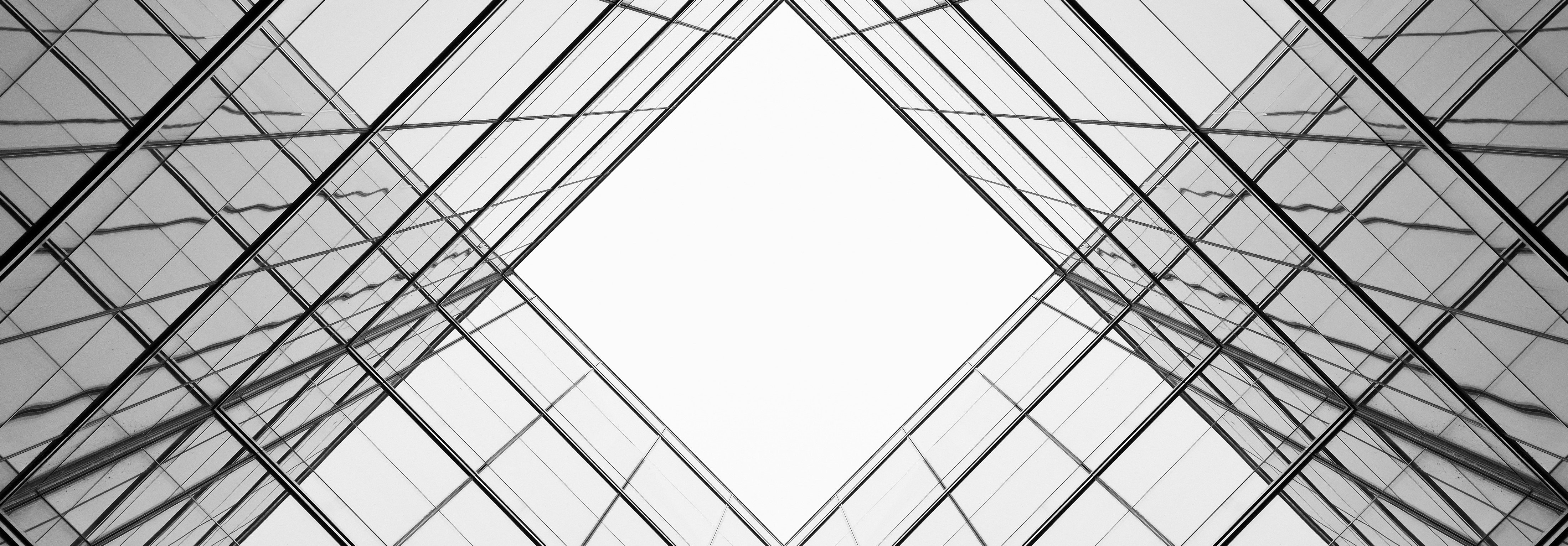 Immeuble noir et blanc
