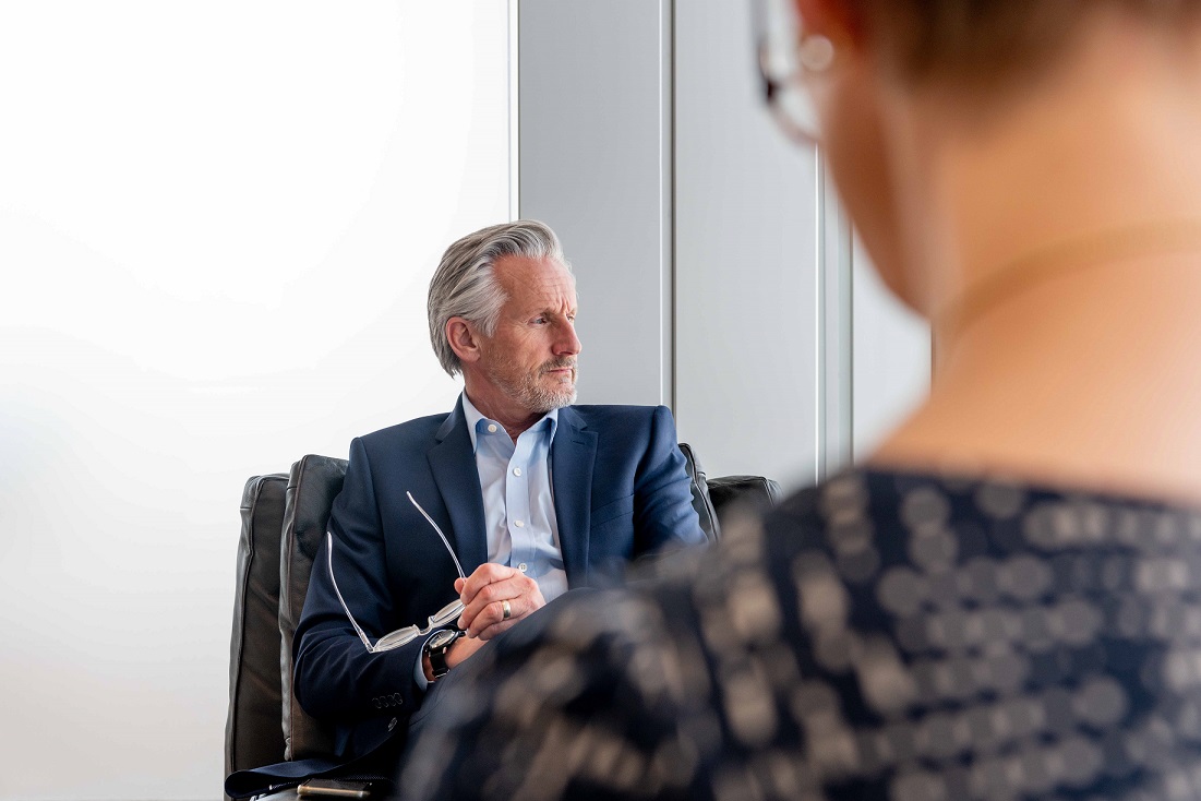 Two people conversing in a meeting