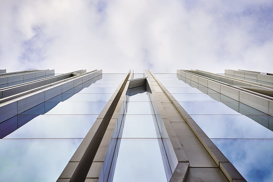 Picture of skyrise building with clouds in background